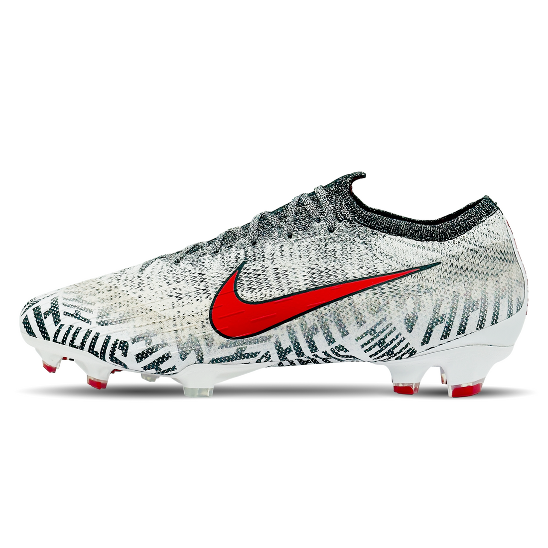 Der Nike Mercurial Vapor 12 Elite NJR FG „Shhh Tattoo“ (AO3126-170) in der Sonderedition aus der Neymar Jr.-Kollektion in auffälligem Farbdesign. Das Obermaterial zeigt ein einzigartiges „Shhh“-Tattoo-Design – inspiriert von Neymars ikonischem Tattoo und seiner Spielweise. Die Flyknit-Konstruktion passt sich wie eine zweite Haut an und bietet zusammen mit der ACC-Beschichtung optimale Ballkontrolle bei jedem Wetter. Erlebe explosive Geschwindigkeit auf festen Böden. Jetzt erhältlich auf STUNNINGBOOTS.com.