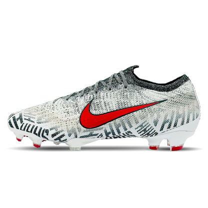 Der Nike Mercurial Vapor 12 Elite NJR FG „Shhh Tattoo“ (AO3126-170) in der Sonderedition aus der Neymar Jr.-Kollektion in auffälligem Farbdesign. Das Obermaterial zeigt ein einzigartiges „Shhh“-Tattoo-Design – inspiriert von Neymars ikonischem Tattoo und seiner Spielweise. Die Flyknit-Konstruktion passt sich wie eine zweite Haut an und bietet zusammen mit der ACC-Beschichtung optimale Ballkontrolle bei jedem Wetter. Erlebe explosive Geschwindigkeit auf festen Böden. Jetzt erhältlich auf STUNNINGBOOTS.com.