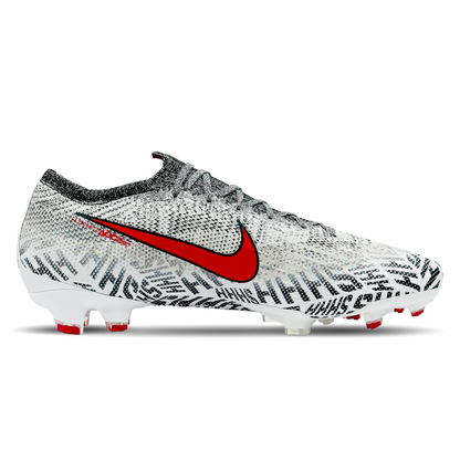 Der Nike Mercurial Vapor 12 Elite NJR FG „Shhh Tattoo“ (AO3126-170) in der Sonderedition aus der Neymar Jr.-Kollektion in auffälligem Farbdesign. Das Obermaterial zeigt ein einzigartiges „Shhh“-Tattoo-Design – inspiriert von Neymars ikonischem Tattoo und seiner Spielweise. Die Flyknit-Konstruktion passt sich wie eine zweite Haut an und bietet zusammen mit der ACC-Beschichtung optimale Ballkontrolle bei jedem Wetter. Erlebe explosive Geschwindigkeit auf festen Böden. Jetzt erhältlich auf STUNNINGBOOTS.com.