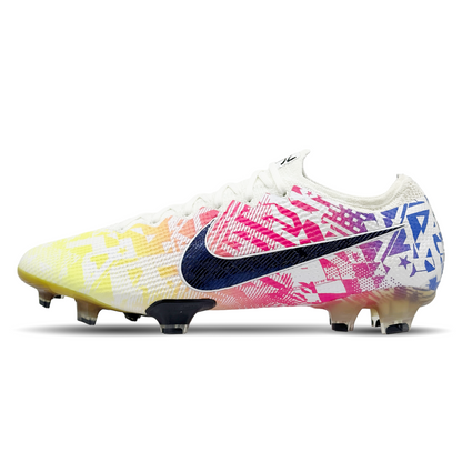 Die Nike Mercurial Vapor 13 Elite NJR FG (AT7898-104) bieten dir explosive Geschwindigkeit und perfekte Ballkontrolle auf festen Böden. Das Flyknit-Obermaterial passt sich deinem Fuß an und sorgt für eine sockenähnliche Passform, während die Nike Aerotrak-Zone mit Mikro-Rillen für optimale Traktion und Beschleunigung sorgt. Mit dem All Conditions Control (ACC) Finish hast du auch bei Nässe volle Kontrolle über den Ball. Diese Fußballschuhe sind ideal für schnelle Richtungswechsel und dynamische Spielzüge. E