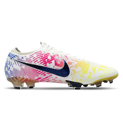 Die Nike Mercurial Vapor 13 Elite NJR FG (AT7898-104) bieten dir explosive Geschwindigkeit und perfekte Ballkontrolle auf festen Böden. Das Flyknit-Obermaterial passt sich deinem Fuß an und sorgt für eine sockenähnliche Passform, während die Nike Aerotrak-Zone mit Mikro-Rillen für optimale Traktion und Beschleunigung sorgt. Mit dem All Conditions Control (ACC) Finish hast du auch bei Nässe volle Kontrolle über den Ball. Diese Fußballschuhe sind ideal für schnelle Richtungswechsel und dynamische Spielzüge. E
