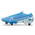 Die Nike Mercurial Vapor 13 Elite SG-Pro AC (AT7899-414) Fußballschuhe bieten dir optimalen Grip und explosive Beschleunigung auf weichen Böden. Das Flyknit-Obermaterial schmiegt sich perfekt an deinen Fuß und verleiht dir ein sockenähnliches Tragegefühl, während die All Conditions Control (ACC) Technologie für hervorragende Ballkontrolle bei jeder Witterung sorgt. Die Kombination aus Schraub- und Feststollen sorgt für stabilen Halt und schnelle Richtungswechsel. Diese Schuhe sind ideal für schnelle und wen