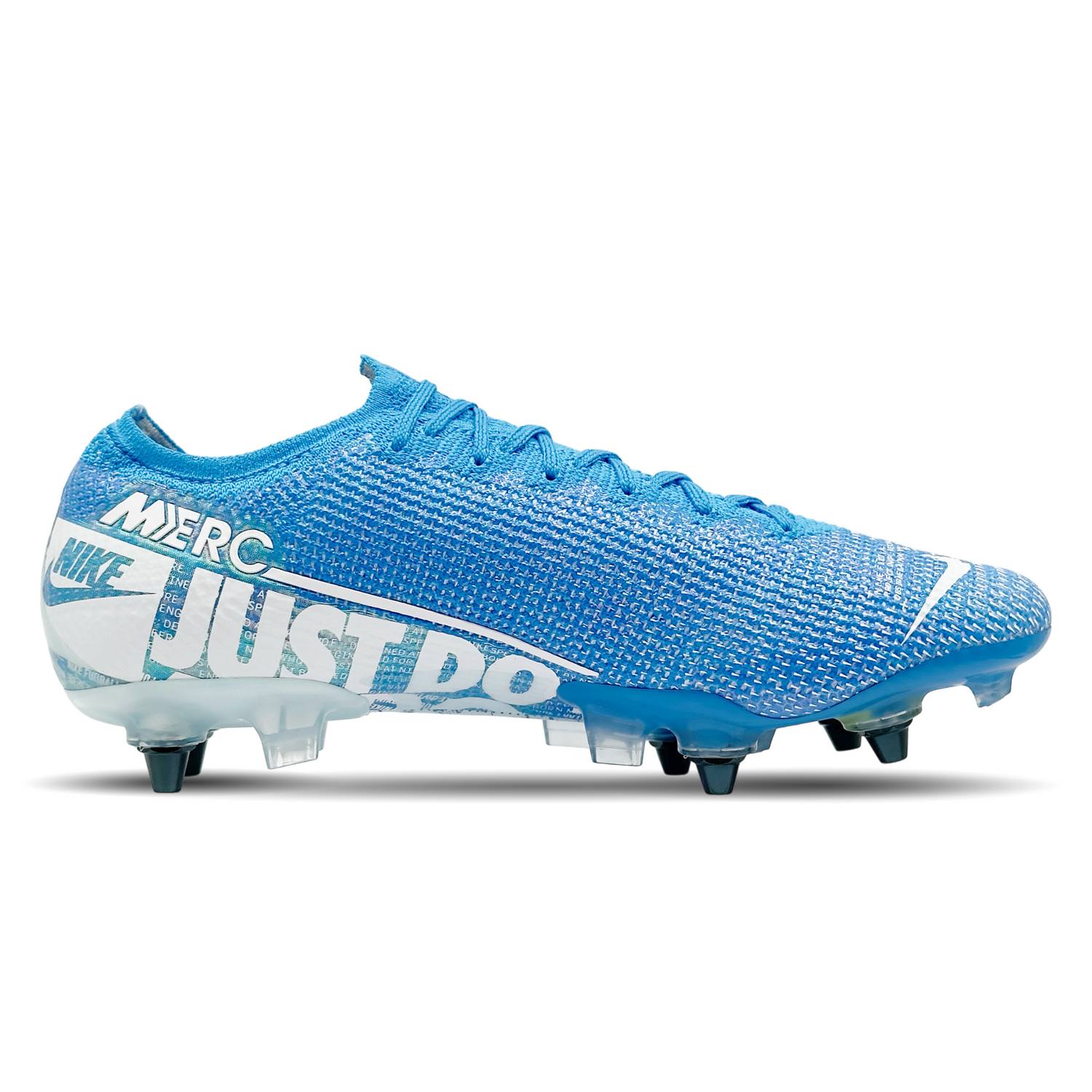 Die Nike Mercurial Vapor 13 Elite SG-Pro AC (AT7899-414) Fußballschuhe bieten dir optimalen Grip und explosive Beschleunigung auf weichen Böden. Das Flyknit-Obermaterial schmiegt sich perfekt an deinen Fuß und verleiht dir ein sockenähnliches Tragegefühl, während die All Conditions Control (ACC) Technologie für hervorragende Ballkontrolle bei jeder Witterung sorgt. Die Kombination aus Schraub- und Feststollen sorgt für stabilen Halt und schnelle Richtungswechsel. Diese Schuhe sind ideal für schnelle und wen