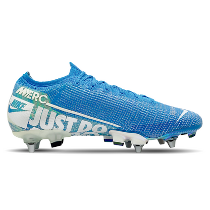 Die Nike Mercurial Vapor 13 Elite SG-Pro (CJ6124-415) Fußballschuhe bieten dir exzellenten Grip und Beschleunigung auf weichen Böden. Das Flyknit-Obermaterial passt sich deinem Fuß an und sorgt für ein sockenähnliches Tragegefühl, während die ACC-Technologie optimale Ballkontrolle bei allen Wetterbedingungen ermöglicht. Perfekt für schnelle und agile Spieler. Erhältlich auf STUNNINGBOOTS.com.