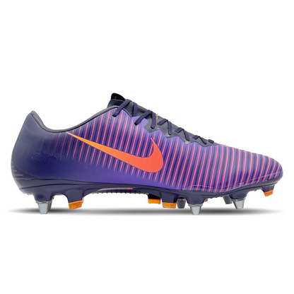 Der Nike Mercurial Vapor XI SG-Pro Sample (831941-586) ist für Spieler konzipiert, die auf nassem Rasen herausragende Leistung zeigen wollen. Mit seinem leichten, atmungsaktiven Obermaterial und der speziellen SG-Pro-Sohle bietet der Schuh maximalen Grip, Geschwindigkeit und Komfort. Die innovative Konstruktion ermöglicht präzise Bewegungen und optimalen Halt, auch bei weichem, rutschigem Boden. Ein idealer Schuh für anspruchsvolle Spiele auf weichen Plätzen. Hol dir jetzt deine auf STUNNINGBOOTS.com!