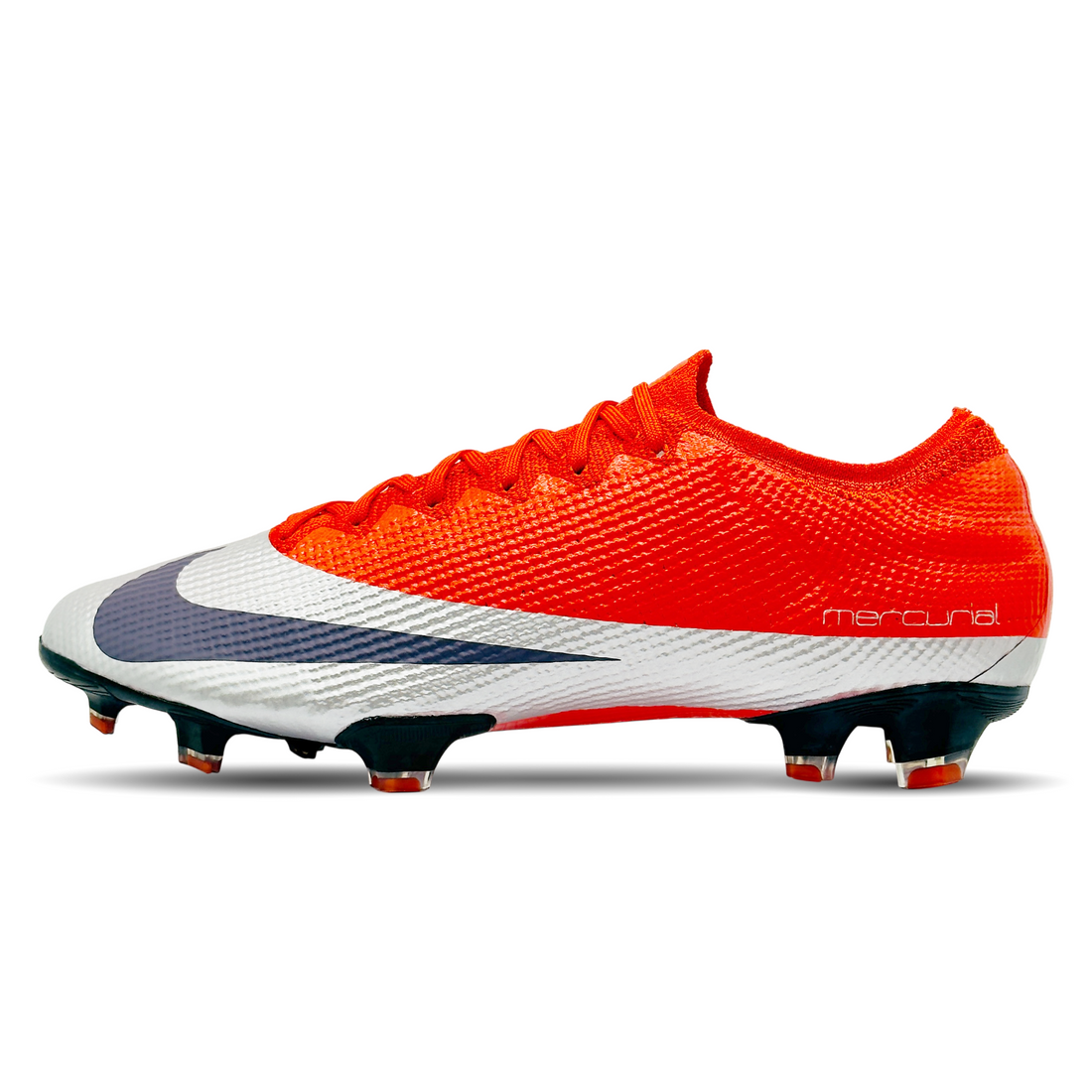 Die Nike Mercurial Vapor 13 Elite FG (AQ4176-851) bieten dir explosive Geschwindigkeit und perfekte Ballkontrolle auf festen Böden. Das Flyknit-Obermaterial passt sich deinem Fuß an, während die Nike Aerotrak-Zone mit Mikro-Rillen für optimale Traktion und Beschleunigung sorgt. Mit dem All Conditions Control (ACC) Finish hast du auch bei Nässe volle Kontrolle über den Ball. Diese Fußballschuhe sind ideal für schnelle Richtungswechsel und dynamische Spielzüge. Erhältlich bei stunningboots.com
