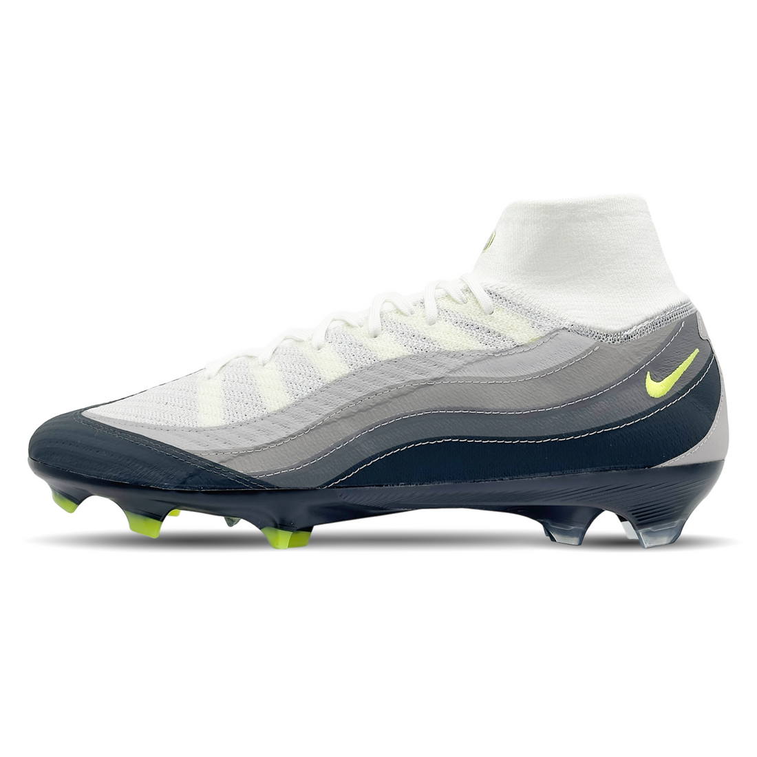 Erlebe Höchstgeschwindigkeit und Präzision mit den Nike Mercurial Zoom Superfly 10 Elite AM 95 SE FG (HV9916-001). Diese innovativen Schuhe bieten dir einen explosiven Antritt und perfekte Kontrolle auf festem Rasen. Das leichte Design, kombiniert mit einem atmungsaktiven Obermaterial und dem Dynamic Fit-Kragen, sorgt für optimalen Komfort und Stabilität. Dank der Zoom Air-Einheit erhältst du zusätzlichen Antrieb bei jedem Schritt. Perfekt für Spieler, die das Spiel dominieren wollen. Erhältlich auf STUNNIN