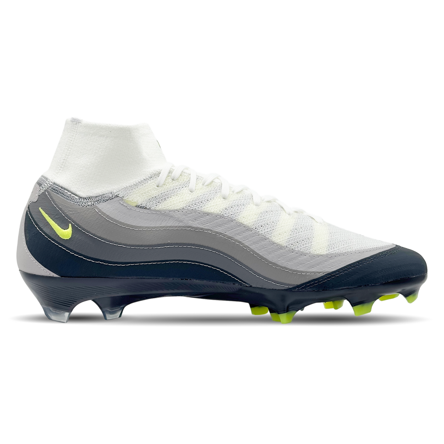 Erlebe Höchstgeschwindigkeit und Präzision mit den Nike Mercurial Zoom Superfly 10 Elite AM 95 SE FG (HV9916-001). Diese innovativen Schuhe bieten dir einen explosiven Antritt und perfekte Kontrolle auf festem Rasen. Das leichte Design, kombiniert mit einem atmungsaktiven Obermaterial und dem Dynamic Fit-Kragen, sorgt für optimalen Komfort und Stabilität. Dank der Zoom Air-Einheit erhältst du zusätzlichen Antrieb bei jedem Schritt. Perfekt für Spieler, die das Spiel dominieren wollen. Erhältlich auf STUNNIN