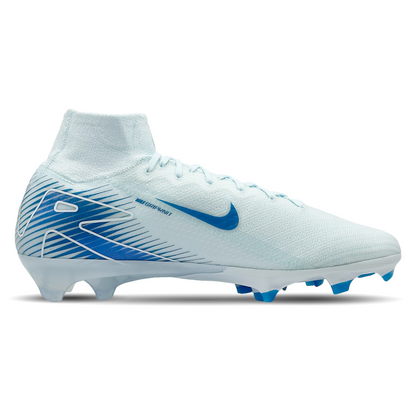 Erlebe Höchstgeschwindigkeit und Präzision mit den Nike Mercurial Zoom Superfly 10 Elite FG Fußballschuhen (FQ1454-400). Diese innovativen Schuhe bieten dir einen explosiven Antritt und perfekte Kontrolle auf festem Rasen. Das leichte Design, kombiniert mit einem atmungsaktiven Obermaterial und dem Dynamic Fit-Kragen, sorgt für optimalen Komfort und Stabilität. Dank der Zoom Air-Einheit erhältst du zusätzlichen Antrieb bei jedem Schritt. Perfekt für Spieler, die das Spiel dominieren wollen. Erhältlich auf S