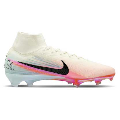 Erlebe Höchstgeschwindigkeit und Präzision mit den Nike Mercurial Zoom Superfly 10 Elite FG SK (HV8859-100). Diese innovativen Schuhe bieten dir einen explosiven Antritt und perfekte Kontrolle auf festem Rasen. Das leichte Design, kombiniert mit einem atmungsaktiven Obermaterial und dem Dynamic Fit-Kragen, sorgt für optimalen Komfort und Stabilität. Dank der Zoom Air-Einheit erhältst du zusätzlichen Antrieb bei jedem Schritt. Perfekt für Spieler, die das Spiel dominieren wollen. Erhältlich auf STUNNINGBOOTS