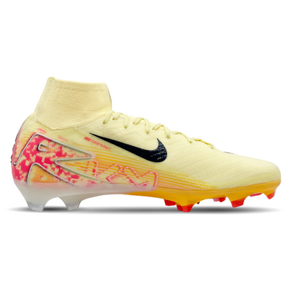 Erlebe Höchstgeschwindigkeit und Präzision mit den Nike Mercurial Zoom Superfly 10 Elite KM FG Fußballschuhen (FQ8692-800). Diese innovativen Schuhe bieten dir einen explosiven Antritt und perfekte Kontrolle auf festem Rasen. Das leichte Design, kombiniert mit einem atmungsaktiven Obermaterial und dem Dynamic Fit-Kragen, sorgt für optimalen Komfort und Stabilität. Dank der Zoom Air-Einheit erhältst du zusätzlichen Antrieb bei jedem Schritt. Perfekt für Spieler, die das Spiel dominieren wollen. Erhältlich au