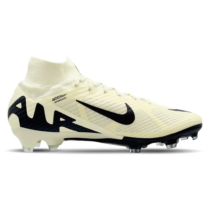 Erlebe explosive Geschwindigkeit und präzise Kontrolle mit den Nike Mercurial Zoom Superfly 9 Elite FG Fußballschuhen (DJ4977-700), erhältlich auf STUNNINGBOOTS.com. Diese leichten Schuhe sind ideal für festen Rasen und bieten dank der Zoom Air-Einheit herausragende Dämpfung und Traktion. Das innovative Design verbessert deine Ballkontrolle und Stabilität, während das atmungsaktive Obermaterial für maximalen Komfort sorgt.