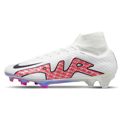 Entdecke die Nike Mercurial Zoom Superfly 9 Elite FG Fußballschuhe (DJ4977-101) für festen Boden. Diese Schuhe bieten erstklassige Traktion und Stabilität durch eine innovative Sohle und das Zoom Air-Element. Ihr dynamisches Design sorgt für einen modernen Look auf dem Spielfeld. Perfekt für ambitionierte Spieler, die Höchstleistung und Stil suchen. Hol sie dir jetzt auf STUNNINGBOOTS.com!