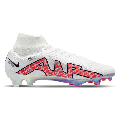 Entdecke die Nike Mercurial Zoom Superfly 9 Elite FG Fußballschuhe (DJ4977-101) für festen Boden. Diese Schuhe bieten erstklassige Traktion und Stabilität durch eine innovative Sohle und das Zoom Air-Element. Ihr dynamisches Design sorgt für einen modernen Look auf dem Spielfeld. Perfekt für ambitionierte Spieler, die Höchstleistung und Stil suchen. Hol sie dir jetzt auf STUNNINGBOOTS.com!