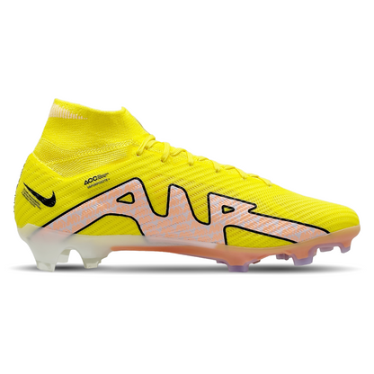 Tauche ein in die Welt des Nike Mercurial Zoom Superfly 9 Elite FG (DJ4977-780) auf STUNNINGBOOTS.com. Dieser hochmoderne Fußballschuh bietet unvergleichliche Geschwindigkeit und Präzision auf festen Untergründen. Dank seines leichten Flyknit-Obermaterials und der innovativen Zoom Air-Dämpfung genießt du ein Höchstmaß an Komfort und eine perfekte Passform, während du auf dem Platz deine Fähigkeiten zum Ausdruck bringst. Entdecke jetzt die ultimative Kombination aus Technologie und Stil!