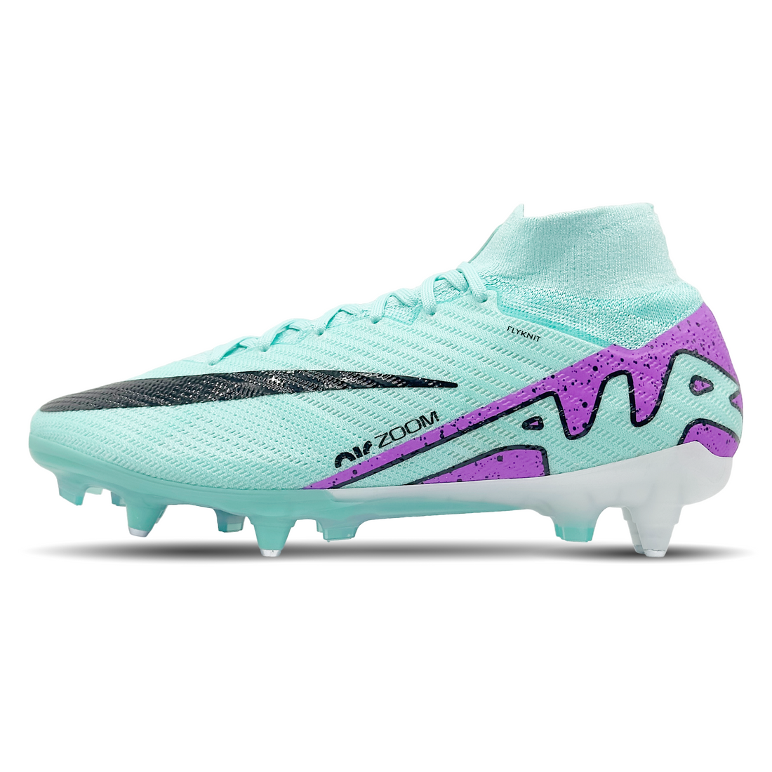 Die Nike Mercurial Zoom Superfly 9 Elite SG-Pro AC (DJ5166-300) sind die perfekte Wahl für nasse und weiche Böden. Diese Fußballschuhe verfügen über ein Zoom Air-Element, das für eine reaktionsschnelle Dämpfung sorgt und dir auf dem Spielfeld einen Geschwindigkeitsschub verleiht. Die spezielle Außensohle bietet hervorragende Traktion und Stabilität, während das Flyknit-Obermaterial für eine sockenähnliche Passform sorgt, die sich deinem Fuß perfekt anpasst. Erhältlich auf STUNNINGBOOTS.com, sind diese Schuh