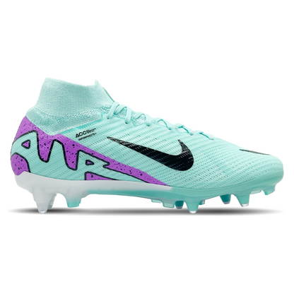 Die Nike Mercurial Zoom Superfly 9 Elite SG-Pro AC (DJ5166-300) sind die perfekte Wahl für nasse und weiche Böden. Diese Fußballschuhe verfügen über ein Zoom Air-Element, das für eine reaktionsschnelle Dämpfung sorgt und dir auf dem Spielfeld einen Geschwindigkeitsschub verleiht. Die spezielle Außensohle bietet hervorragende Traktion und Stabilität, während das Flyknit-Obermaterial für eine sockenähnliche Passform sorgt, die sich deinem Fuß perfekt anpasst. Erhältlich auf STUNNINGBOOTS.com, sind diese Schuh