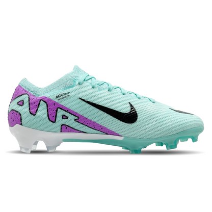 Entdecke den Nike Mercurial Zoom Vapor 15 Elite FG (DJ4978-300) erhältlich auf STUNNINGBOOTS.com. Diese Hochleistungs-Fußballschuhe bieten ultimative Geschwindigkeit und Agilität. Ihr innovatives Design und erstklassiger Komfort garantieren herausragende Leistung auf festem Boden. Die Zoom Air-Einheit sorgt für reaktionsfreudige Dämpfung, während das strukturierte Obermaterial präzise Ballkontrolle ermöglicht. Perfekt für ambitionierte Spieler, die das Spielfeld dominieren wollen.