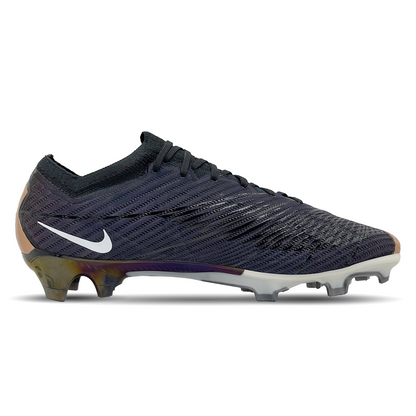 Entdecke den Nike Mercurial Zoom Vapor 15 Elite SE FG (DQ7788-001) auf STUNNINGBOOTS.com. Diese limitierte Sonderedition bietet Hochleistungs-Fußballschuhe für Geschwindigkeit und Wendigkeit. Ihr innovatives Design und unübertroffener Komfort garantieren herausragende Leistung auf dem Platz. Mit markantem Styling und erstklassiger Passform bist du bereit, das Spielfeld zu beherrschen.