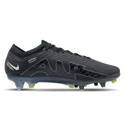 Entdecke die Nike Mercurial Zoom Vapor 15 Elite SG-Pro AC (DJ5168-001) Fußballschuhe bei STUNNINGBOOTS.com. Diese High-Performance-Schuhe bieten ein integriertes Zoom Air-Element für explosive Geschwindigkeit und Anti-Clog-Technologie, die Schlammablagerungen verhindert und optimale Traktion auf nassen Böden garantiert. Perfekt für Spieler, die auf höchstem Niveau performen möchten und sich einen Vorteil auf dem Spielfeld sichern wollen. Erlebe Komfort, Kontrolle und Geschwindigkeit in jedem Spiel.
