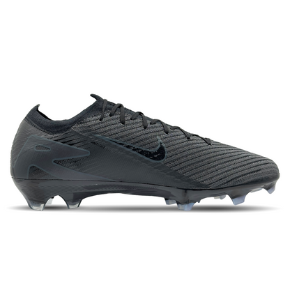 Die Nike Mercurial Zoom Vapor 16 Elite FG (FQ1457-002) sind die perfekte Wahl für Fußballspieler, die Geschwindigkeit und Kontrolle auf höchstem Niveau suchen. Diese Schuhe bieten eine reaktionsfreudige Zoom Air-Einheit für extra Dämpfung, ein leichtes, atmungsaktives Obermaterial für optimalen Komfort und ein innovatives Stollendesign für maximale Traktion auf festem Boden. Mit ihrer präzisen Passform und fortschrittlichen Technologie helfen sie dir, dein Spiel auf das nächste Level zu heben. Jetzt erhältl