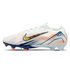 Die Nike Mercurial Zoom Vapor 16 Elite MDS FG (FZ1392-300) bieten dir explosive Geschwindigkeit und präzise Ballkontrolle. Dank der innovativen Zoom Air-Einheit und griffigen Sohle erlebst du optimale Traktion und Stabilität auf festen Böden. Das leichte, atmungsaktive Obermaterial passt sich deinem Fuß an, während die enge Passform für hervorragenden Komfort sorgt. Die strategisch platzierte NikeGrip-Technologie verhindert Rutschen im Schuh. Perfekt für schnelle Richtungswechsel und präzise Schüsse, steige