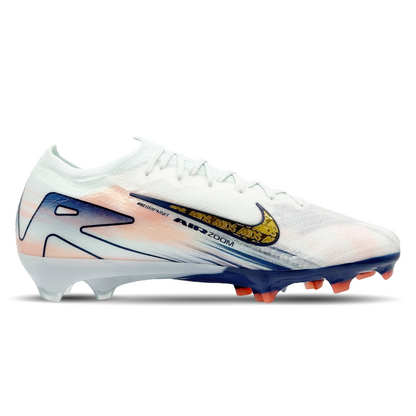 Die Nike Mercurial Zoom Vapor 16 Elite MDS FG (FZ1392-300) bieten dir explosive Geschwindigkeit und präzise Ballkontrolle. Dank der innovativen Zoom Air-Einheit und griffigen Sohle erlebst du optimale Traktion und Stabilität auf festen Böden. Das leichte, atmungsaktive Obermaterial passt sich deinem Fuß an, während die enge Passform für hervorragenden Komfort sorgt. Die strategisch platzierte NikeGrip-Technologie verhindert Rutschen im Schuh. Perfekt für schnelle Richtungswechsel und präzise Schüsse, steige