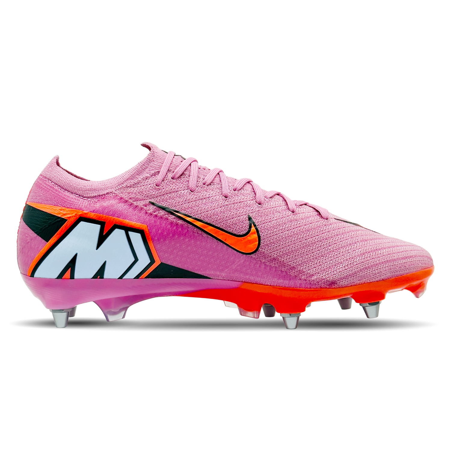Die Nike Mercurial Zoom Vapor 16 Elite SG-Pro (FQ8688-600) sind die perfekte Wahl für Fußballspieler, die Geschwindigkeit und Kontrolle auf höchstem Niveau suchen. Diese Schuhe bieten eine reaktionsfreudige Zoom Air-Einheit für extra Dämpfung, ein leichtes, atmungsaktives Obermaterial für optimalen Komfort und ein innovatives Stollendesign für maximale Traktion auf nassem Boden. Mit ihrer präzisen Passform und fortschrittlichen Technologie helfen sie dir, dein Spiel auf das nächste Level zu heben. Jetzt erh