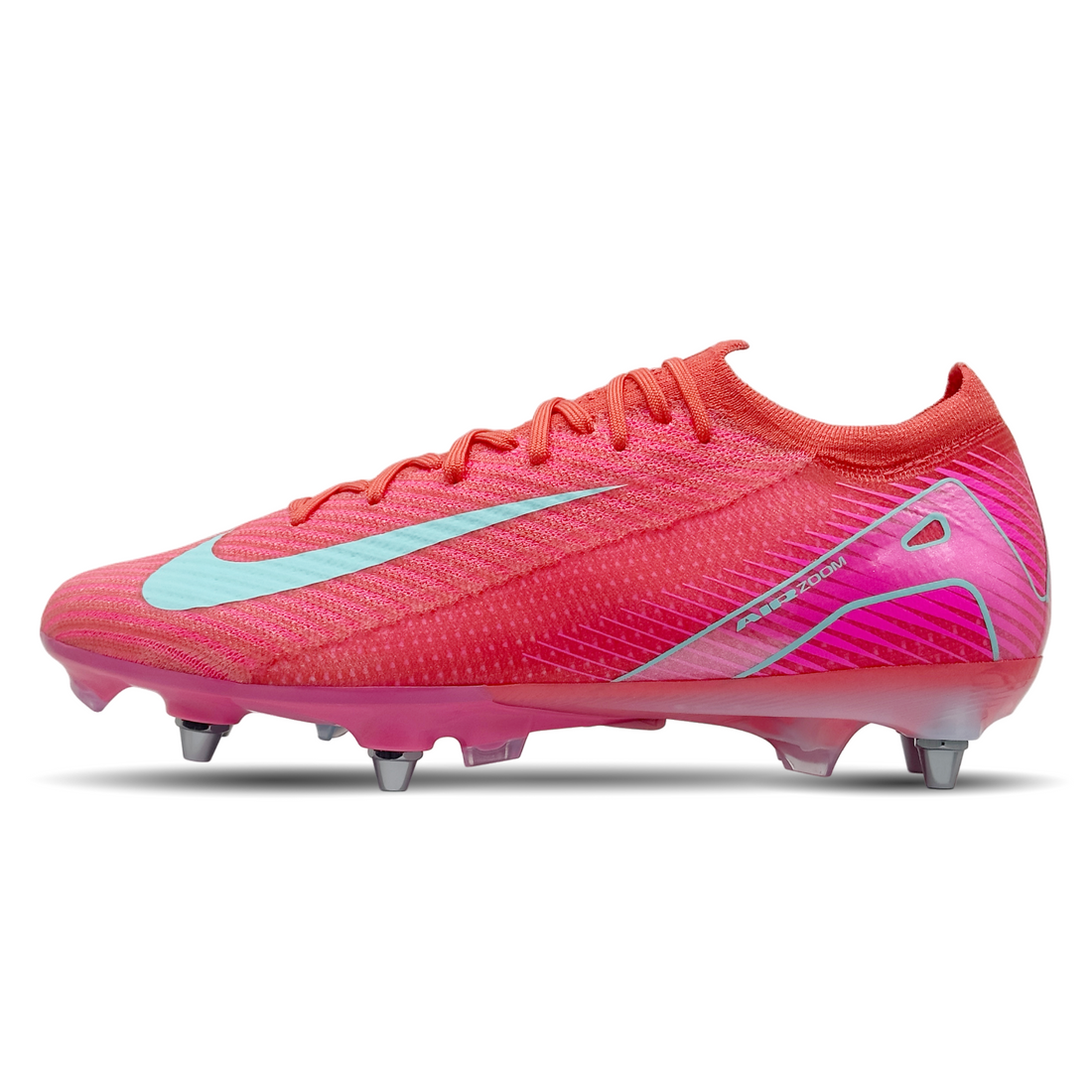Die Nike Mercurial Zoom Vapor 16 Elite SG-Pro (FQ8688-800) sind die perfekte Wahl für Fußballspieler, die Geschwindigkeit und Kontrolle auf höchstem Niveau suchen. Diese Schuhe bieten eine reaktionsfreudige Zoom Air-Einheit für extra Dämpfung, ein leichtes, atmungsaktives Obermaterial für optimalen Komfort und ein innovatives Stollendesign für maximale Traktion auf nassem Boden. Mit ihrer präzisen Passform und fortschrittlichen Technologie helfen sie dir, dein Spiel auf das nächste Level zu heben. Jetzt erh