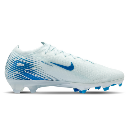 Die Nike Mercurial Zoom Vapor 16 Elite FG (FQ1457-400) sind die perfekte Wahl für Fußballspieler, die Geschwindigkeit und Kontrolle auf höchstem Niveau suchen. Diese Schuhe bieten eine reaktionsfreudige Zoom Air-Einheit für extra Dämpfung, ein leichtes, atmungsaktives Obermaterial für optimalen Komfort und ein innovatives Stollendesign für maximale Traktion auf festem Boden. Mit ihrer präzisen Passform und fortschrittlichen Technologie helfen sie dir, dein Spiel auf das nächste Level zu heben. Jetzt erhältl