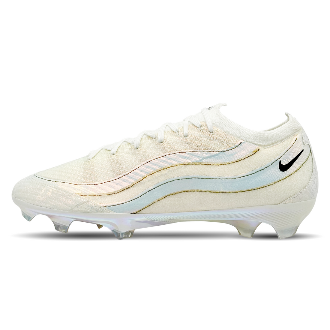 Entdecke die Nike Mercurial Zoom Vapor 16 Elite AM 95 SE FG (HV9915-100) auf STUNNINGBOOTS.com. Diese erstklassigen Fußballschuhe sind für Spieler konzipiert, die Geschwindigkeit und Präzision auf festem Boden suchen. Das leichte Flyknit-Obermaterial schmiegt sich perfekt an deinen Fuß an und sorgt für optimalen Halt und Komfort. Die integrierte Zoom Air-Einheit bietet reaktionsschnelle Dämpfung für explosive Bewegungen. Das Design fördert maximale Traktion und Stabilität, sodass du dein Spiel auf ein neues