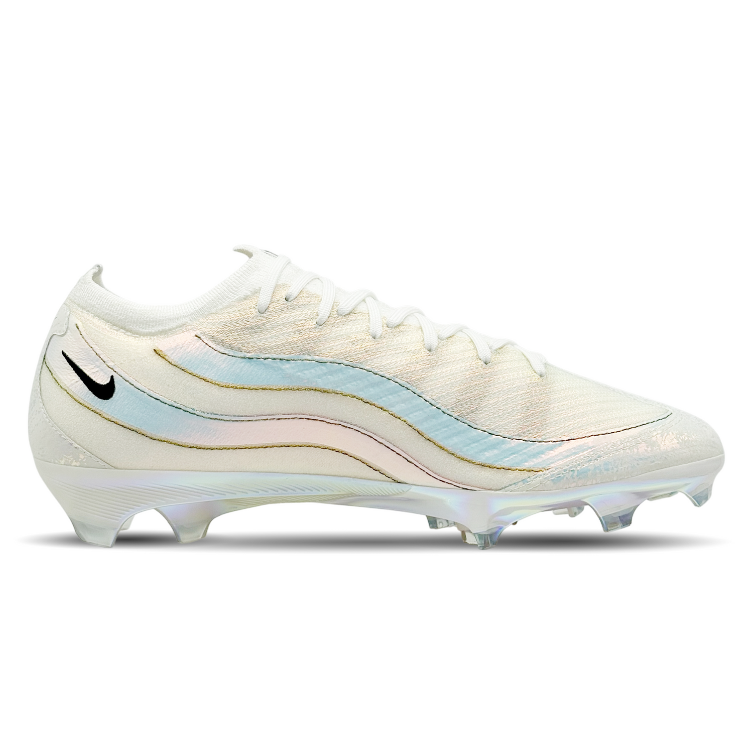 Entdecke die Nike Mercurial Zoom Vapor 16 Elite AM 95 SE FG (HV9915-100) auf STUNNINGBOOTS.com. Diese erstklassigen Fußballschuhe sind für Spieler konzipiert, die Geschwindigkeit und Präzision auf festem Boden suchen. Das leichte Flyknit-Obermaterial schmiegt sich perfekt an deinen Fuß an und sorgt für optimalen Halt und Komfort. Die integrierte Zoom Air-Einheit bietet reaktionsschnelle Dämpfung für explosive Bewegungen. Das Design fördert maximale Traktion und Stabilität, sodass du dein Spiel auf ein neues