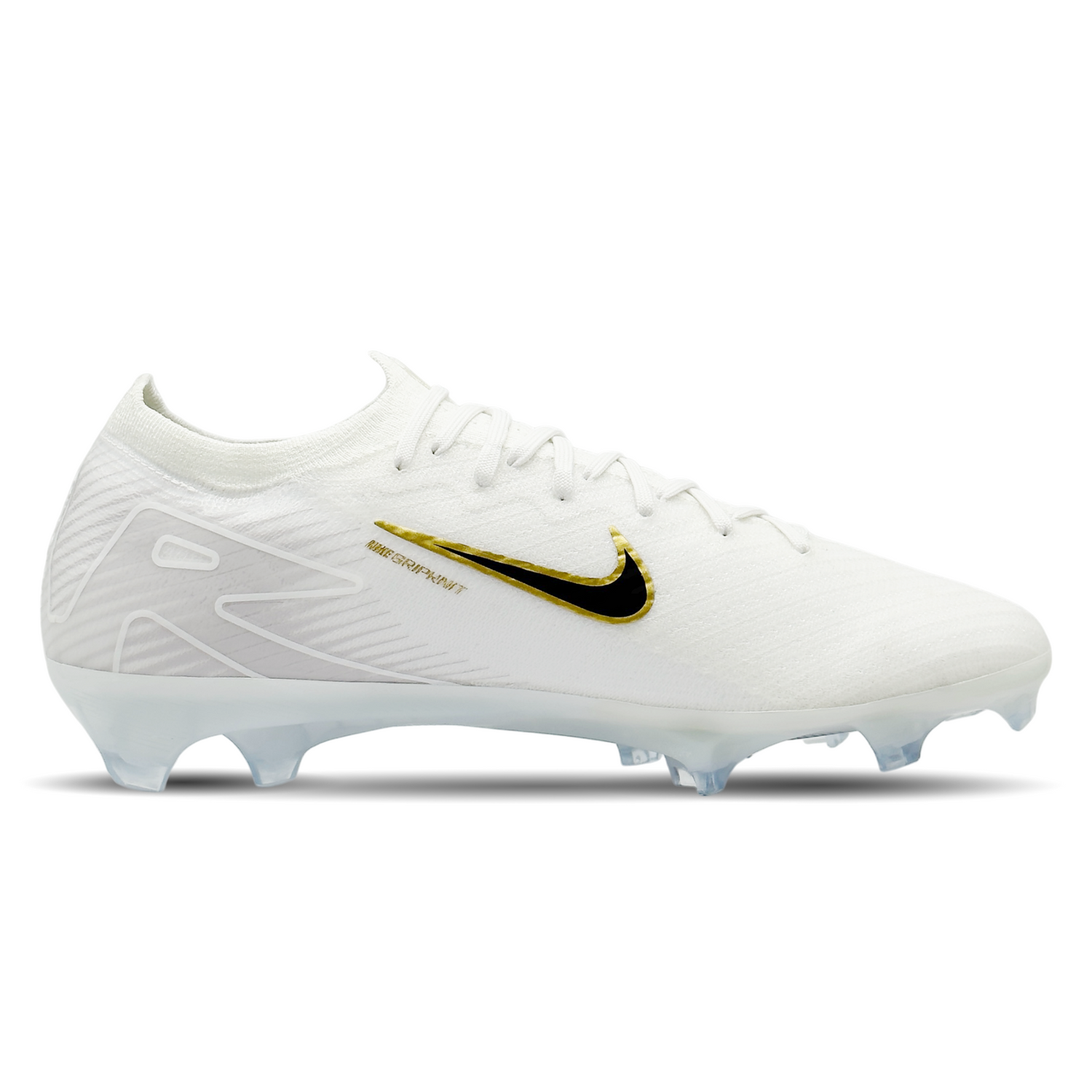 Entdecke die Nike Mercurial Zoom Vapor 16 Elite FG NBY (HF1016-100) auf STUNNINGBOOTS.com. Diese erstklassigen Fußballschuhe sind für Spieler konzipiert, die Geschwindigkeit und Präzision auf festem Boden suchen. Das leichte Flyknit-Obermaterial schmiegt sich perfekt an deinen Fuß an und sorgt für optimalen Halt und Komfort. Die integrierte Zoom Air-Einheit bietet reaktionsschnelle Dämpfung für explosive Bewegungen. Das Design fördert maximale Traktion und Stabilität, sodass du dein Spiel auf ein neues Leve