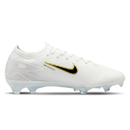 Entdecke die Nike Mercurial Zoom Vapor 16 Elite FG NBY (HF1016-100) auf STUNNINGBOOTS.com. Diese erstklassigen Fußballschuhe sind für Spieler konzipiert, die Geschwindigkeit und Präzision auf festem Boden suchen. Das leichte Flyknit-Obermaterial schmiegt sich perfekt an deinen Fuß an und sorgt für optimalen Halt und Komfort. Die integrierte Zoom Air-Einheit bietet reaktionsschnelle Dämpfung für explosive Bewegungen. Das Design fördert maximale Traktion und Stabilität, sodass du dein Spiel auf ein neues Leve