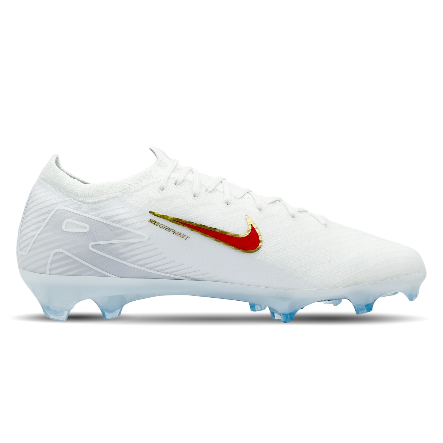 Entdecke die Nike Mercurial Zoom Vapor 16 Elite FG NBY (HF1016-100) auf STUNNINGBOOTS.com. Diese erstklassigen Fußballschuhe sind für Spieler konzipiert, die Geschwindigkeit und Präzision auf festem Boden suchen. Das leichte Flyknit-Obermaterial schmiegt sich perfekt an deinen Fuß an und sorgt für optimalen Halt und Komfort. Die integrierte Zoom Air-Einheit bietet reaktionsschnelle Dämpfung für explosive Bewegungen. Das Design fördert maximale Traktion und Stabilität, sodass du dein Spiel auf ein neues Leve