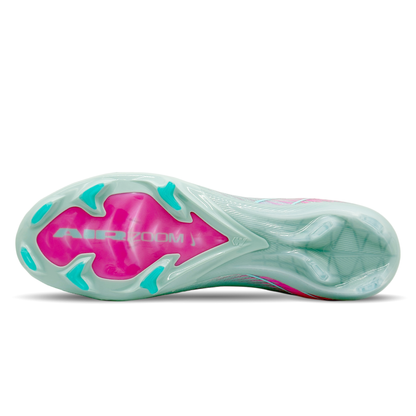 Die Nike Mercurial Zoom Vapor 16 Elite FG [FQ1457-301] bieten dir explosive Geschwindigkeit und präzise Ballkontrolle. Dank der innovativen Zoom Air-Einheit und griffigen Sohle erlebst du optimale Traktion und Stabilität auf festen Böden. Das leichte, atmungsaktive Obermaterial passt sich deinem Fuß an, während die enge Passform für hervorragenden Komfort sorgt. Die strategisch platzierte NikeGrip-Technologie verhindert Rutschen im Schuh. Erhältlich auf STUNNINGBOOTS.com.