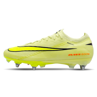 Die Nike Mercurial Zoom Vapor 16 Elite SG-Pro (FQ8688-300) sind die perfekte Wahl für Fußballspieler, die Geschwindigkeit und Kontrolle auf höchstem Niveau suchen. Diese Schuhe bieten eine reaktionsfreudige Zoom Air-Einheit für extra Dämpfung, ein leichtes, atmungsaktives Obermaterial für optimalen Komfort und ein innovatives Stollendesign für maximale Traktion auf nassem Boden. Jetzt erhältlich auf stunningboots.com.