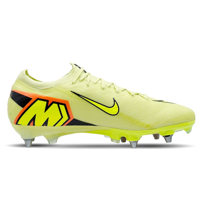 Die Nike Mercurial Zoom Vapor 16 Elite SG-Pro (FQ8688-300) sind die perfekte Wahl für Fußballspieler, die Geschwindigkeit und Kontrolle auf höchstem Niveau suchen. Diese Schuhe bieten eine reaktionsfreudige Zoom Air-Einheit für extra Dämpfung, ein leichtes, atmungsaktives Obermaterial für optimalen Komfort und ein innovatives Stollendesign für maximale Traktion auf nassem Boden. Jetzt erhältlich auf stunningboots.com.