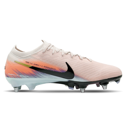 Die Nike Mercurial Zoom Vapor 16 Elite SG-Pro NU2 P (IO4490-600) sind die perfekte Wahl für Fußballspieler, die Geschwindigkeit und Kontrolle auf höchstem Niveau suchen. Diese Schuhe bieten eine reaktionsfreudige Zoom Air-Einheit für extra Dämpfung, ein leichtes, atmungsaktives Obermaterial für optimalen Komfort und ein innovatives Stollendesign für maximale Traktion auf nassem Boden. Mit ihrer präzisen Passform und fortschrittlichen Technologie helfen sie dir, dein Spiel auf das nächste Level zu heben. Jet