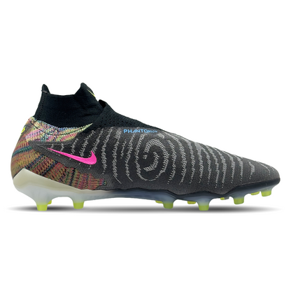 Die Nike Phantom GX Elite DF AG-Pro Fußballschuhe (DV6972-071) sind perfekt für Spieler, die auf Kunstrasen ihr Bestes geben wollen. Sie bieten präzise Ballkontrolle und optimalen Halt dank der innovativen Gripknit-Technologie. Der Dynamic Fit-Kragen sorgt für eine sockenähnliche Passform, die Stabilität und Bewegungsfreiheit kombiniert. Diese Schuhe sind ideal für ambitionierte Spieler, die ihre Performance auf das nächste Level heben möchten. Erhältlich auf STUNNINGBOOTS.com.