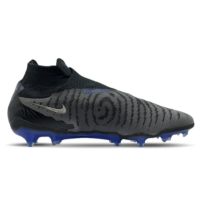 Die Nike Phantom GX Elite DF FG (DC9969-040) Fußballschuhe kombinieren präzise Ballkontrolle und explosiven Antritt, ideal für festes Gelände. Das Dynamic Fit-Kragen-Design bietet sicheren Halt und optimalen Komfort, während die innovative Technologie die Leistung auf dem Spielfeld maximiert. Perfekt für Spieler, die Spitzenleistung und stilvolles Design suchen. Jetzt erhältlich auf STUNNINGBOOTS.com!