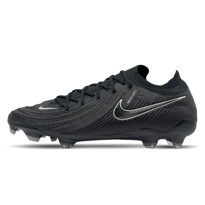 Entdecke auf STUNNINGBOOTS.com den Nike Phantom GX II Elite FG (FJ2559-001). Dieser Fußballschuh ist perfekt für Spieler, die ihr Spiel auf ein neues Niveau bringen wollen. Mit seinem modernen Design und seiner erstklassigen Performance bietet er herausragenden Tragekomfort und optimale Ballkontrolle. Ideal für alle, die auf dem Rasen Höchstleistungen erbringen möchten.