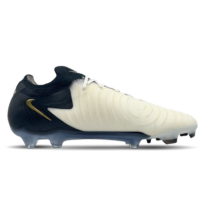 Entdecke den Nike Phantom GX II Elite FG (FJ2559-100) auf STUNNINGBOOTS.com. Diese Hochleistungs-Fußballschuhe bieten nicht nur präzise Ballkontrolle und Power auf festem Boden, sondern auch ein innovatives Design und erstklassigen Komfort. Mit ihrer dynamischen Passform und dem strapazierfähigen Material ermöglichen sie präzise Bewegungen und eine optimale Ballkontrolle. Ideal für Spieler, die auf dem Platz Höchstleistungen erzielen möchten.