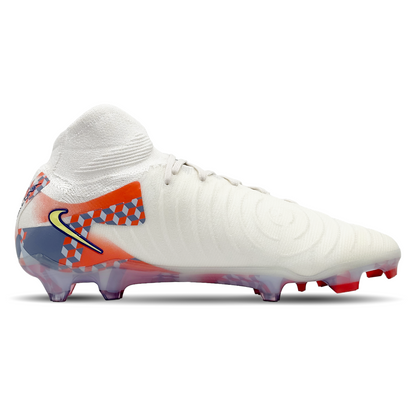 Die Nike Phantom Luna II Elite SE FG (FZ1528-001) bieten dir auf festen Böden exzellente Kontrolle und Präzision. Diese Premium-Fußballschuhe zeichnen sich durch ihr fortschrittliches Design und ihre langlebigen Materialien aus, die für optimalen Komfort und Leistung sorgen. Perfekt für ambitionierte Spieler, die ihr Spiel auf das nächste Level heben möchten. Erhältlich auf STUNNINGBOOTS.com.