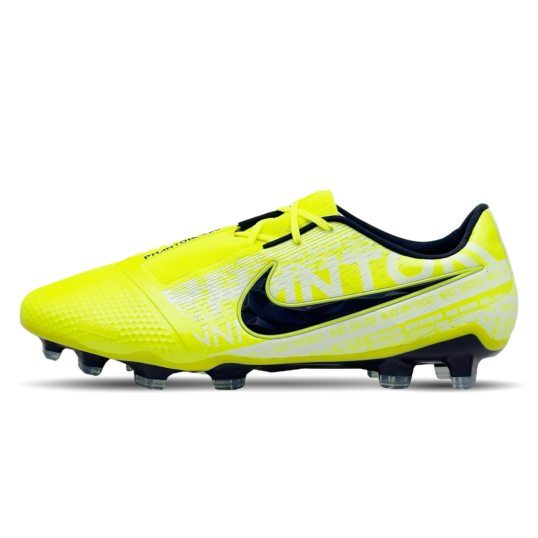 Die Nike Phantom Venom Elite FG Fußballschuhe (AO7540-717) bieten dir maximale Präzision und Power auf festem Boden. Das Flyknit-Obermaterial und der Adaptive Fit sorgen für optimalen Halt und Komfort. Eine texturierte Oberfläche verbessert die Ballkontrolle, während eine flexible Sohle für optimale Beweglichkeit sorgt. Ideal für Spieler, die ihre Schüsse perfektionieren wollen. Erhältlich auf STUNNINGBOOTS.com.