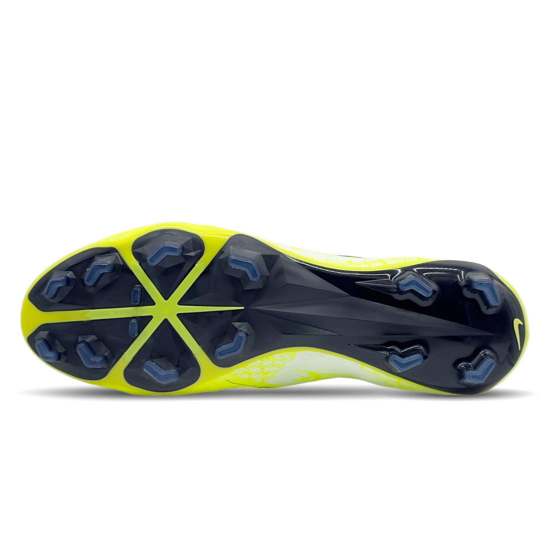 Die Nike Phantom Venom Elite FG Fußballschuhe (AO7540-717) bieten dir maximale Präzision und Power auf festem Boden. Das Flyknit-Obermaterial und der Adaptive Fit sorgen für optimalen Halt und Komfort. Eine texturierte Oberfläche verbessert die Ballkontrolle, während eine flexible Sohle für optimale Beweglichkeit sorgt. Ideal für Spieler, die ihre Schüsse perfektionieren wollen. Erhältlich auf STUNNINGBOOTS.com.