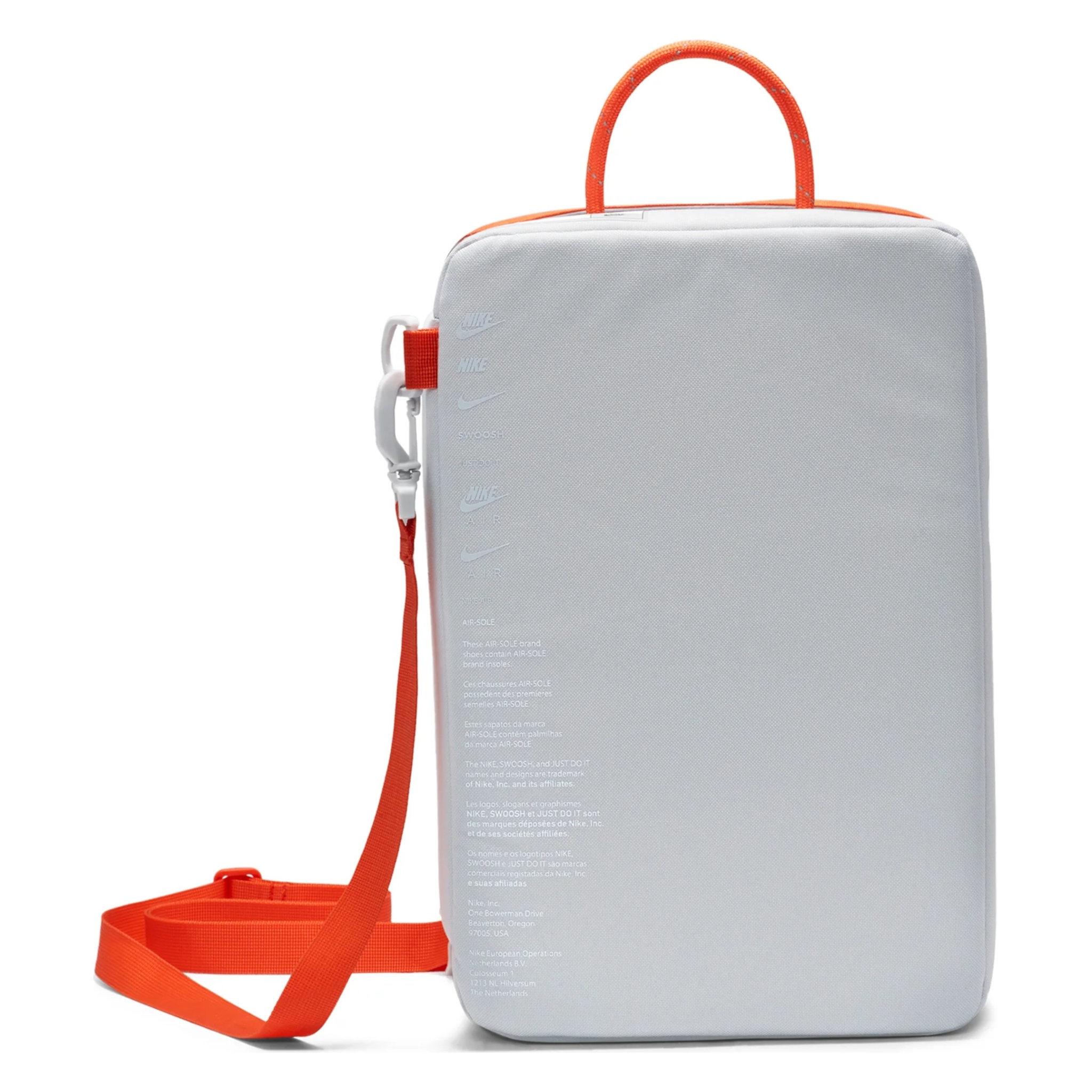 Die Nike Sportswear Premium Schuhtasche (DA7337-869) bietet dir stilvollen und praktischen Schutz für deine Fußballschuhe. Aus robustem Material gefertigt, hält sie deine Schuhe sauber und organisiert. Der bequeme Tragegriff und das kompakte Design machen sie perfekt für unterwegs. Erhältlich auf STUNNINGBOOTS.com.