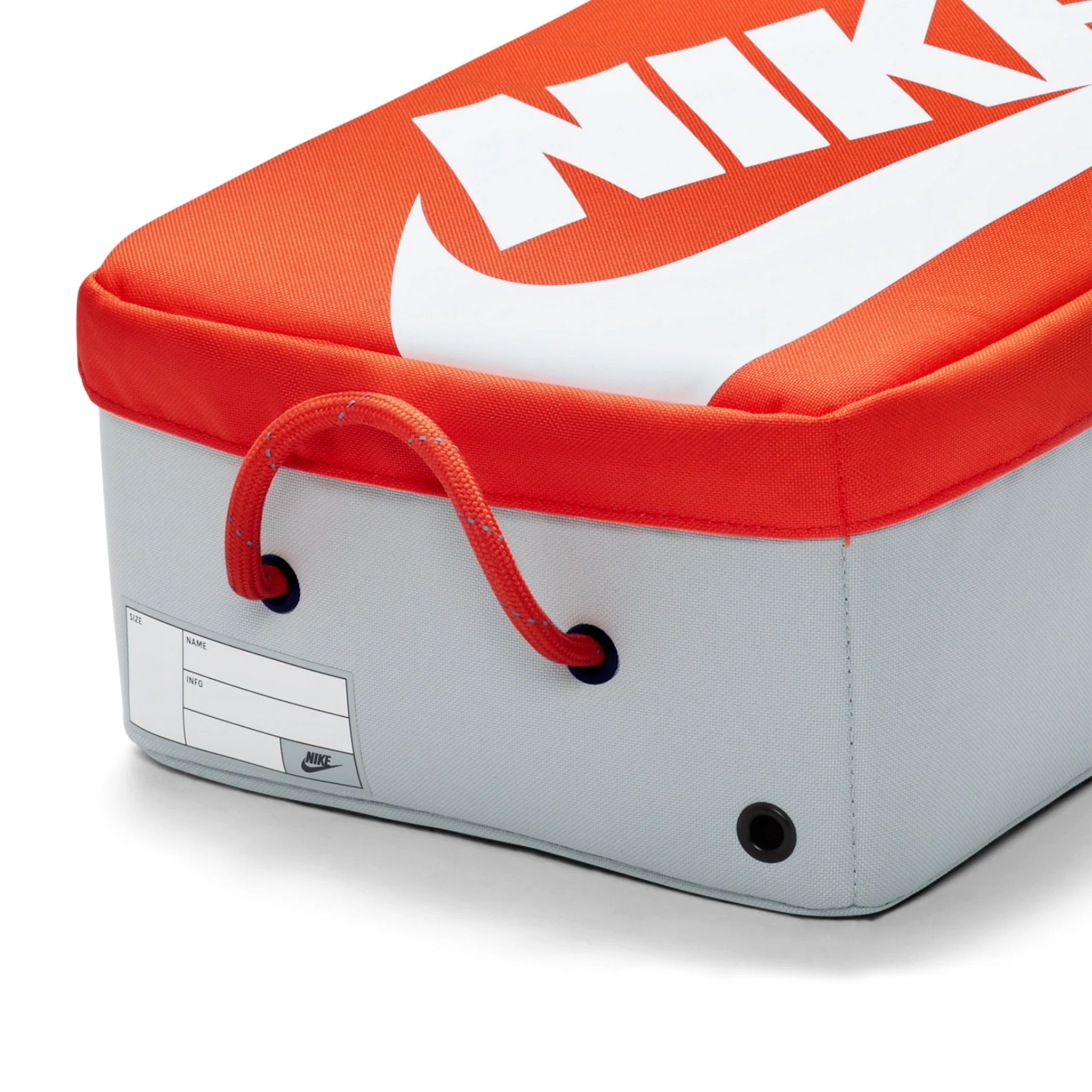 Die Nike Sportswear Premium Schuhtasche (DA7337-869) bietet dir stilvollen und praktischen Schutz für deine Fußballschuhe. Aus robustem Material gefertigt, hält sie deine Schuhe sauber und organisiert. Der bequeme Tragegriff und das kompakte Design machen sie perfekt für unterwegs. Erhältlich auf STUNNINGBOOTS.com.