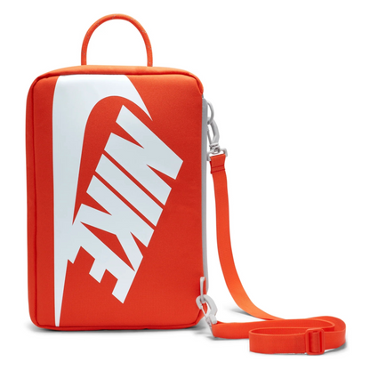 Die Nike Sportswear Premium Schuhtasche (DA7337-869) bietet dir stilvollen und praktischen Schutz für deine Fußballschuhe. Aus robustem Material gefertigt, hält sie deine Schuhe sauber und organisiert. Der bequeme Tragegriff und das kompakte Design machen sie perfekt für unterwegs. Erhältlich auf STUNNINGBOOTS.com.