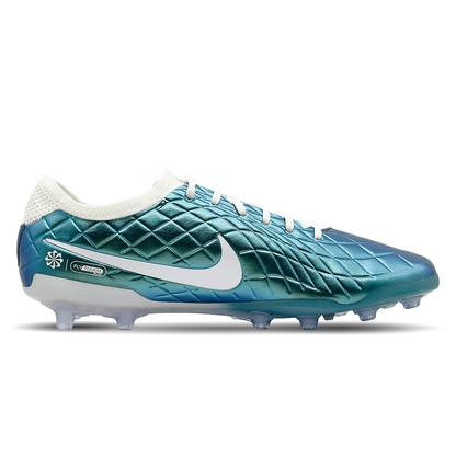 Entdecke die Nike Tiempo Legend 10 Elite AG-Pro 30 Fußballschuhe (FQ3246-300) auf STUNNINGBOOTS.com. Diese Premium-Schuhe sind speziell für Kunstrasenplätze konzipiert und bieten dir optimalen Komfort sowie präzises Ballgefühl. Die innovative AG-Pro-Sohle sorgt für exzellente Traktion und Stabilität, während das hochwertige Obermaterial eine perfekte Passform gewährleistet. Ideal für ambitionierte Spieler, die ihre Performance auf das nächste Level heben wollen. Perfekt für dein nächstes Match!